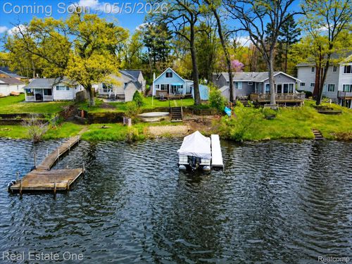9590 Roundlake Blvd, White Lake, MI, 48386-3969 | Card Image