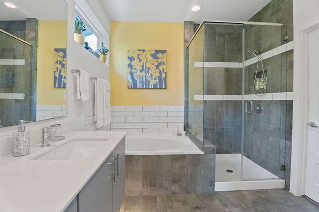 Walk in shower and garden tub | Image 17