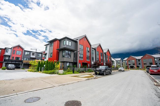 1351 Marinaside Place, Townhouse with 3 bedrooms, 3 bathrooms and 3 parking in Squamish BC | Image 2