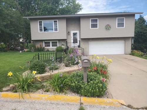 614 W Washington St, Dodgeville, WI, 53533-1038 | Card Image