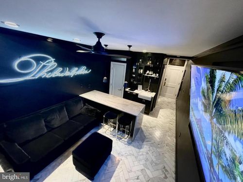 apt-429-1324 Locust St, PHILADELPHIA, PA, 19107-7001 | Card Image