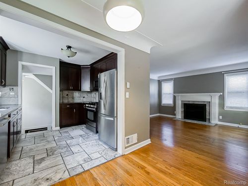 2073 Hampton Rd, Grosse Pointe Woods, MI, 48236-1325 | Card Image