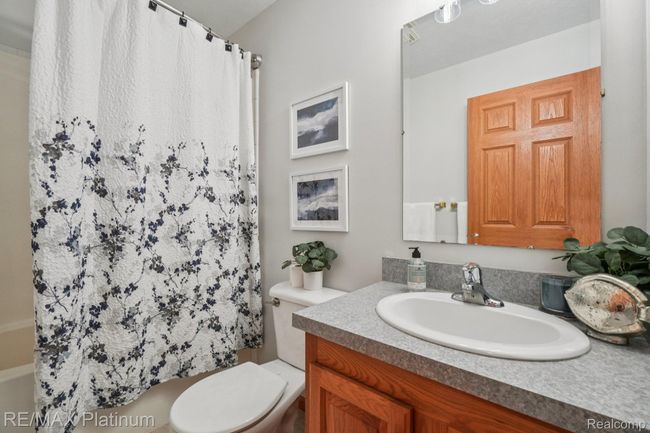 Upstairs Main Bathroom | Image 22
