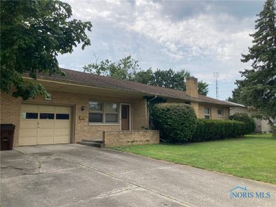 409 W Elm Street, House other with 3 bedrooms, 1 bathrooms and 1 parking in Bluffton OH | Image 2