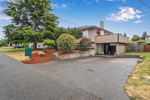 1571 Kenmore Rd, Victoria, BC, V8N2E2 | Card Image