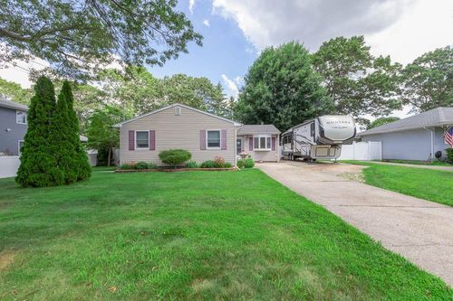 11 Applegate Dr, Mastic, NY, 11950-1401 | Card Image
