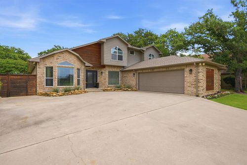 219 Navajo Trl, Lake Kiowa, TX, 76240-9421 | Card Image