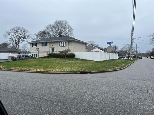 9 Craig Rd, Islip Terrace, NY, 11752-1901 | Card Image
