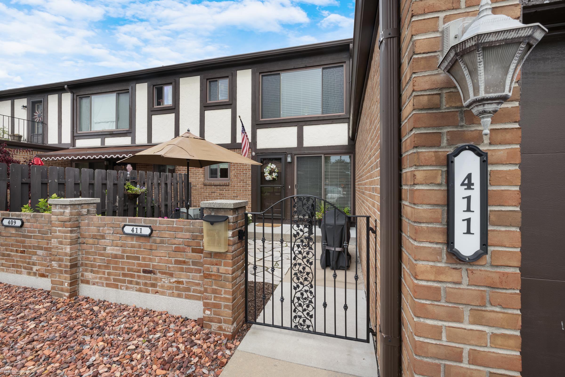 Country Club Dr, Saint Clair Shores, MI 48082