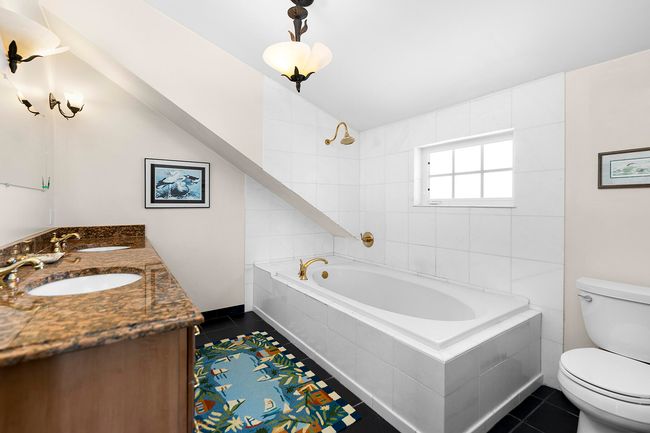 Bright and light master suite | Image 31