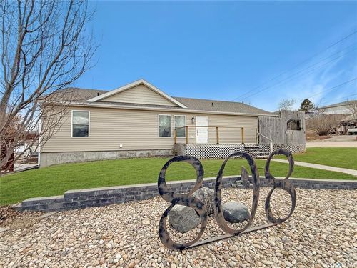 808 Chaplin St E, House with 3 bedrooms, 4 bathrooms and 8 parking in Swift Current SK | Card Image