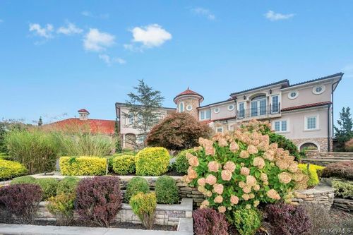 1101 Harbor Rd, Hewlett, NY, 11557-2622 | Card Image