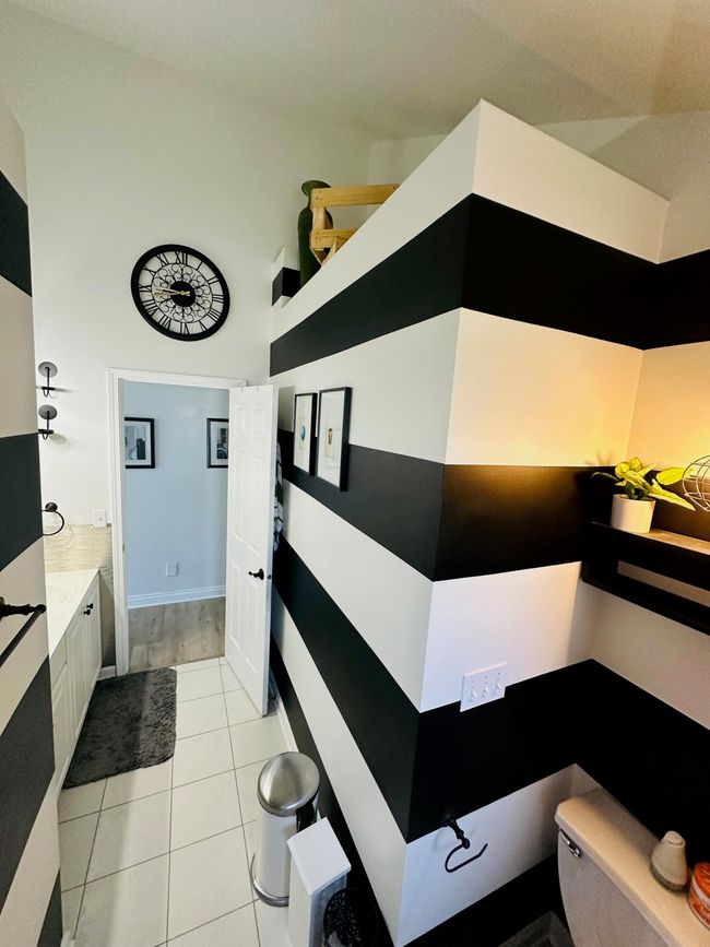 Upper Full Bathroom (3) | Image 25