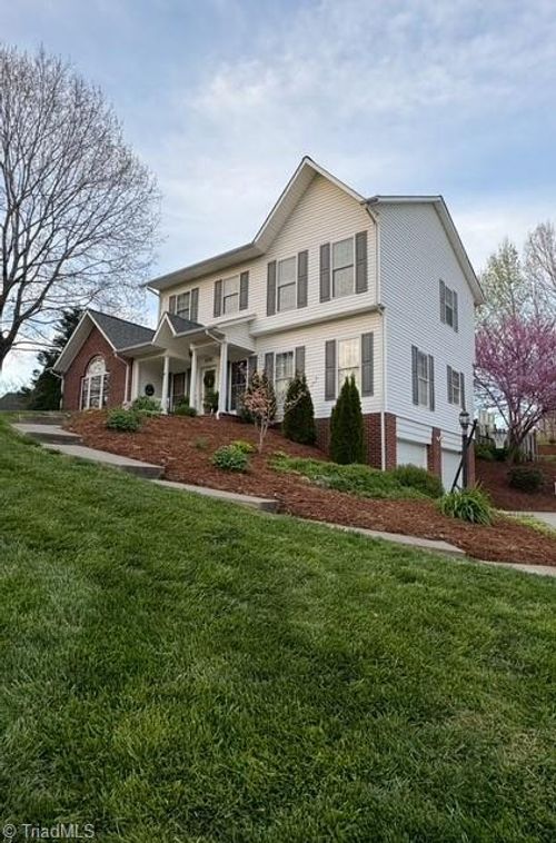 806 Stonebridge Dr, Wilkesboro, NC, 28697-2351 | Card Image