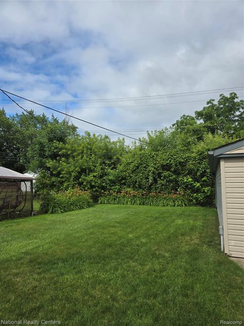25279 Cole St, Roseville, MI, 48066-3612 | Card Image