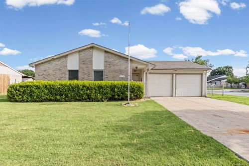 525 Alva Dr, Grand Prairie, TX, 75052-6004 | Card Image