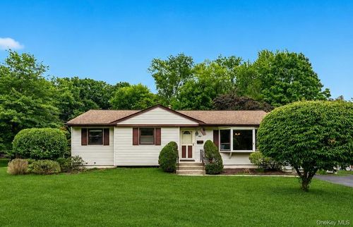 8 Victoria Dr, Nanuet, NY, 10954-1349 | Card Image