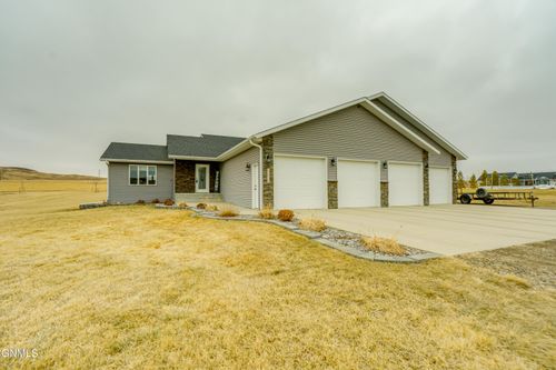 13918 Saddlehorn Dr, Bismarck, ND, 58503-8524 | Card Image