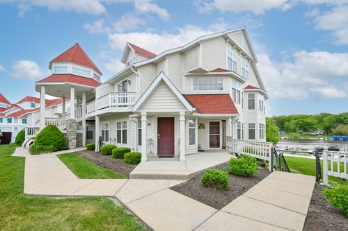 2126 Landings Ln, Delavan, WI, 53115-3992 | Card Image