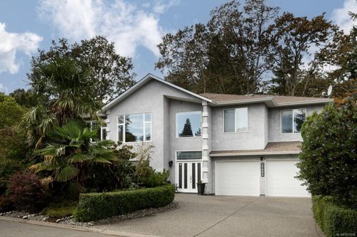 3908 Ascot Dr, Saanich, BC, V8P3S1 | Card Image