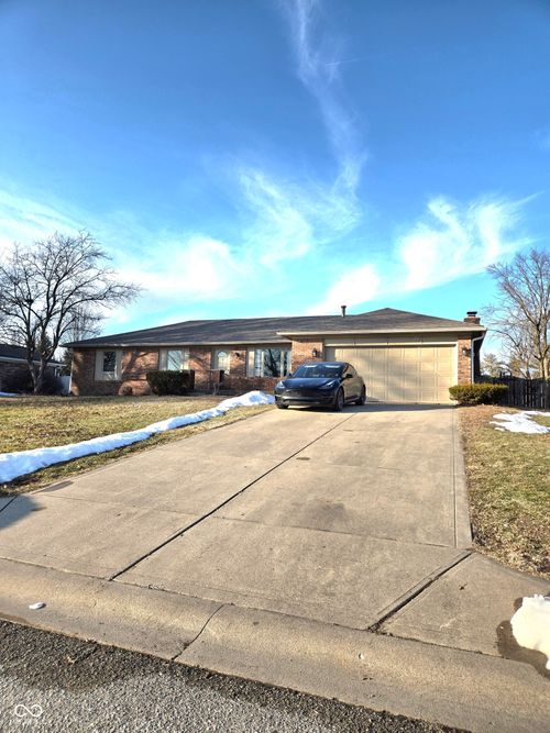 810 Padre Ln, Greenwood, IN, 46143-2562 | Card Image
