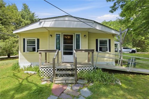 38 Airport Rd, Coventry, RI, 02816-6418 | Card Image