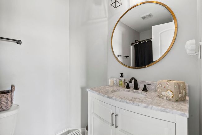 First floor en-suite bathroom | Image 17