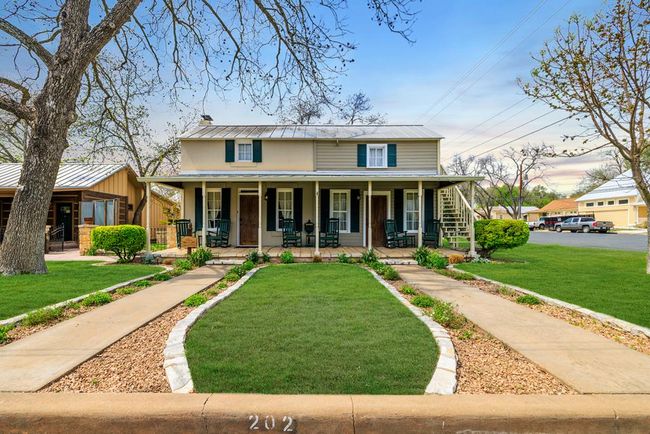 202 S Bowie St, Home with 5 bedrooms, 6 bathrooms and 1 parking in Fredericksburg TX | Image 5