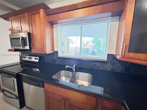 3-2880 Pine Tree Dr, Miami Beach, FL, 33140-4343 | Card Image