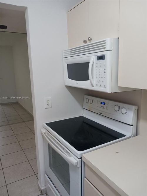 apt-30-2700 Ne 135th St, North Miami, FL, 33181-3542 | Card Image