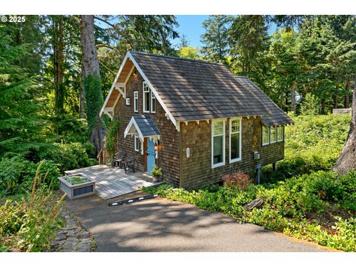 683 E 6th St, Cannon Beach, OR, 97110-2015 | Card Image