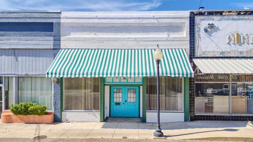323 N Commerce St, Gainesville, TX, 76240-3915 | Card Image