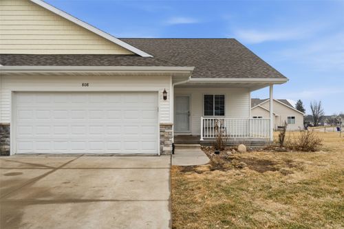 808 Crescent View Dr Ne, Cedar Rapids, IA, 52402-6773 | Card Image