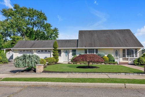 2484 Lindy Rd, Westbury, NY, 11590-6140 | Card Image