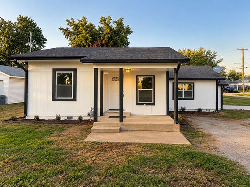718 E 5th St, Claremore, OK, 74017-8414 | Card Image