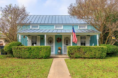 606 N Adams St, Fredericksburg, TX, 78624-3902 | Card Image