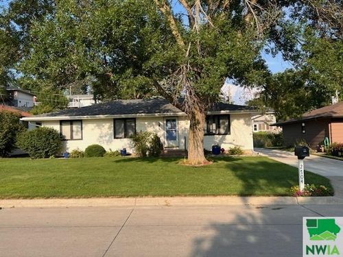 2704 Willow St, Sioux City, IA, 51106-3820 | Card Image