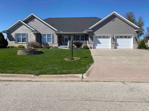 907 Blaine St, Dysart, IA, 52224-9605 | Card Image