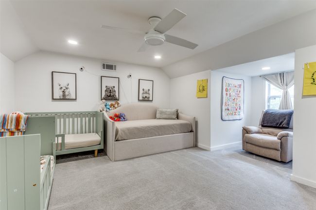 Upstairs bedroom with nook. | Image 19