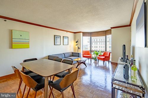 17j-2018 Walnut St, PHILADELPHIA, PA, 19103-5608 | Card Image
