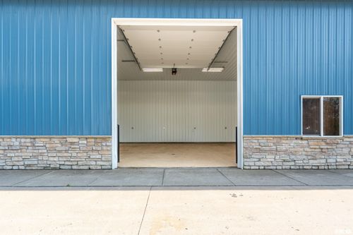 b-7217 Northwest Blvd, Davenport, IA, 52806-1017 | Card Image