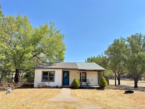 600 Travis St, Nocona, TX, 76255-1829 | Card Image