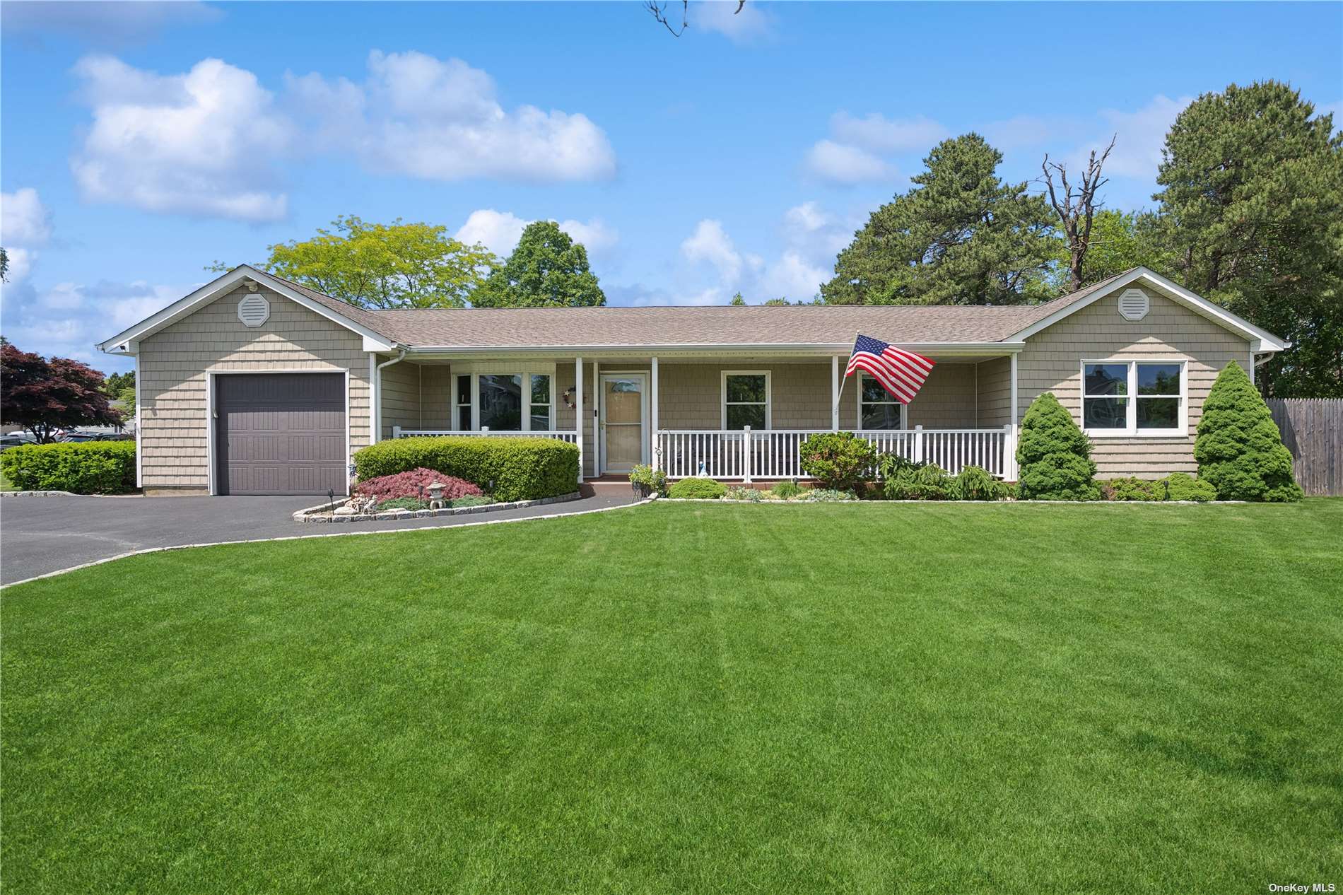 Lisa Ct, Medford, NY 11763