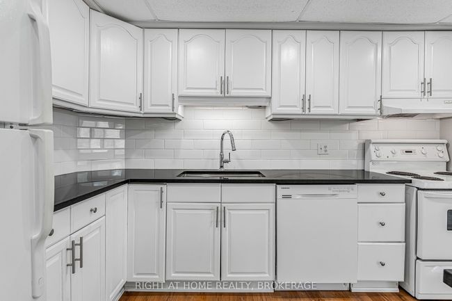 102 - 20 John St, Condo with 2 bedrooms, 1 bathrooms and 3 parking in Grimsby ON | Image 11