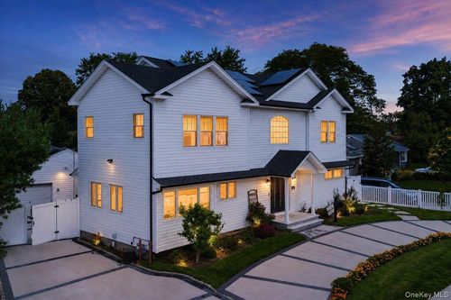 1375 Oak Ln, East Meadow, NY, 11554-2705 | Card Image