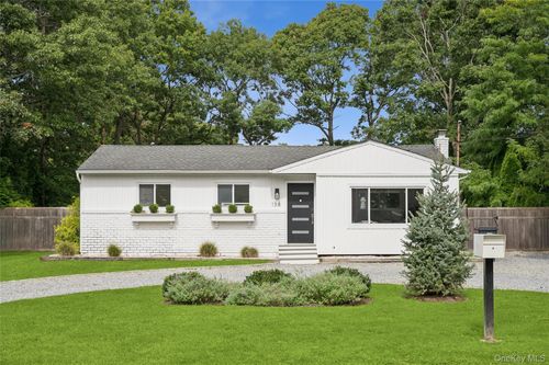 138 W Tiana Road, Southampton, NY, 11946 | Card Image
