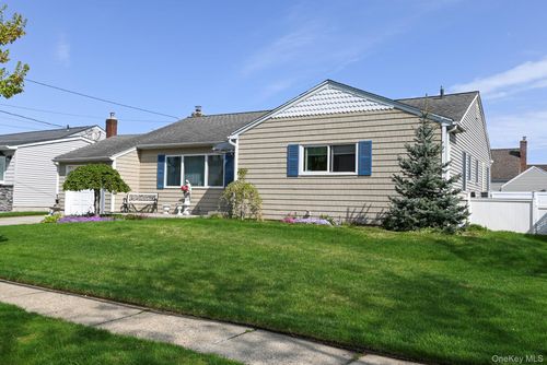 582 Western Park Dr, West Hempstead, NY, 11552-2845 | Card Image