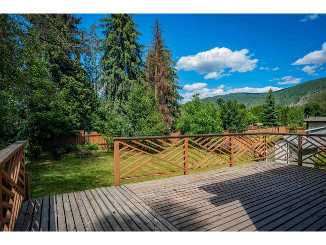 421 104th St, House other with 3 bedrooms, 3 bathrooms and null parking in Castlegar BC | Image 9