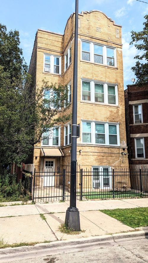 3r-3948 Congress Pkwy, Chicago, IL, 60624-3106 | Card Image