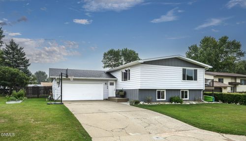 1124 Chestnut Ln, Beulah, ND, 58523-6426 | Card Image